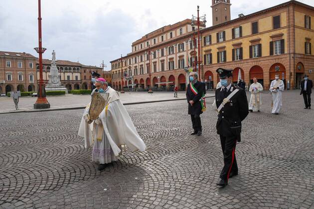 Foto IPP Albano Venturini, Forli 19 04 2020, Emergenza coronavirus, Covid-19. Il vescovo di Forli, Livio Corazza, impartisce la benedizione alla citta e alla Diocesi per invocare la fine della pandemia. Nella foto Il vescovo di Forli, Livio Corazza con in mano La Madonna del Fuoco l immagine della Beata Vergine con Bambino, venerata a ForlÃ¬ e considerata la protettrice della citta , dietro di lui il sindaco Gian Luca Zattini durante la processione per le vie della citta -Italy Photo Press World Copyright-  0