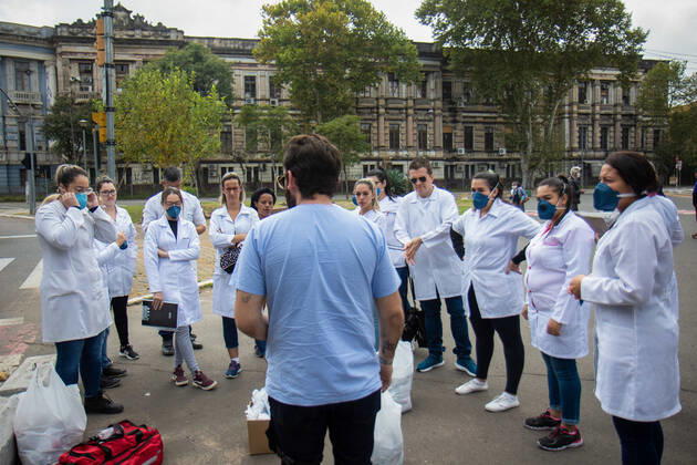 April 19, 2020, Porto Alegre, Rio Grande do Sul, Brasil: (INT) Solidarity action amid Covid-19. April 19,2020, Porto Alegre,Rio Grande do Sul,Brazil:A group formed by nurses, technicians and students in the health area, carry out a social project aimed at assisting homeless people and those in a situation of social vulnerability, in Porto Alegre, Brazil,during the pandemic of the new coronavirus (covid-19)...Credit: Thenews2 Porto Alegre Brasil - ZUMAn293 20200419_znp_n293_001 Copyright: xFernandoxAlvesx