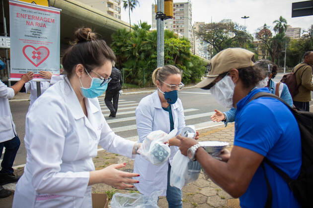 April 19, 2020, Porto Alegre, Rio Grande do Sul, Brasil: (INT) Solidarity action amid Covid-19. April 19,2020, Porto Alegre,Rio Grande do Sul,Brazil:A group formed by nurses, technicians and students in the health area, carry out a social project aimed at assisting homeless people and those in a situation of social vulnerability, in Porto Alegre, Brazil,during the pandemic of the new coronavirus (covid-19)...Credit: Thenews2 Porto Alegre Brasil - ZUMAn293 20200419_znp_n293_002 Copyright: xFernandoxAlvesx