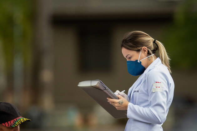 April 19, 2020, Porto Alegre, Rio Grande do Sul, Brasil: (INT) Solidarity action amid Covid-19. April 19,2020, Porto Alegre,Rio Grande do Sul,Brazil:A group formed by nurses, technicians and students in the health area, carry out a social project aimed at assisting homeless people and those in a situation of social vulnerability, in Porto Alegre, Brazil,during the pandemic of the new coronavirus (covid-19)...Credit: Thenews2 Porto Alegre Brasil - ZUMAn293 20200419_znp_n293_004 Copyright: xFernandoxAlvesx