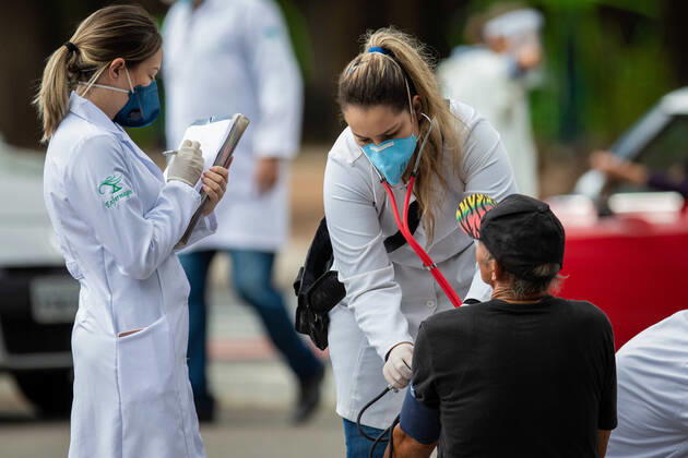 April 19, 2020, Porto Alegre, Rio Grande do Sul, Brasil: (INT) Solidarity action amid Covid-19. April 19,2020, Porto Alegre,Rio Grande do Sul,Brazil:A group formed by nurses, technicians and students in the health area, carry out a social project aimed at assisting homeless people and those in a situation of social vulnerability, in Porto Alegre, Brazil,during the pandemic of the new coronavirus (covid-19)...Credit: Thenews2 Porto Alegre Brasil - ZUMAn293 20200419_znp_n293_005 Copyright: xFernandoxAlvesx