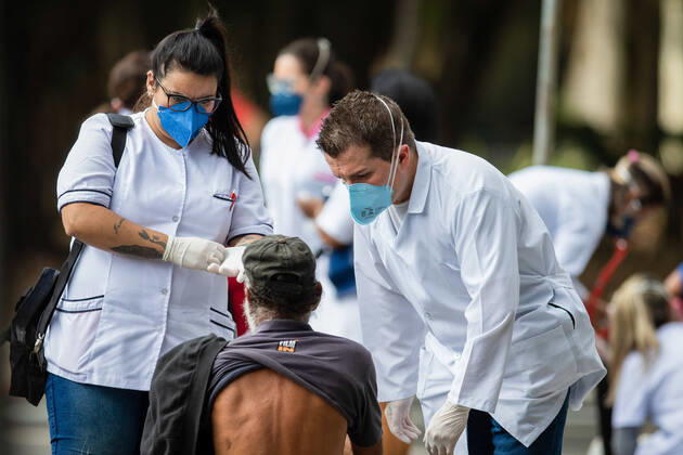 April 19, 2020, Porto Alegre, Rio Grande do Sul, Brasil: (INT) Solidarity action amid Covid-19. April 19,2020, Porto Alegre,Rio Grande do Sul,Brazil:A group formed by nurses, technicians and students in the health area, carry out a social project aimed at assisting homeless people and those in a situation of social vulnerability, in Porto Alegre, Brazil,during the pandemic of the new coronavirus (covid-19)...Credit: Thenews2 Porto Alegre Brasil - ZUMAn293 20200419_znp_n293_006 Copyright: xFernandoxAlvesx