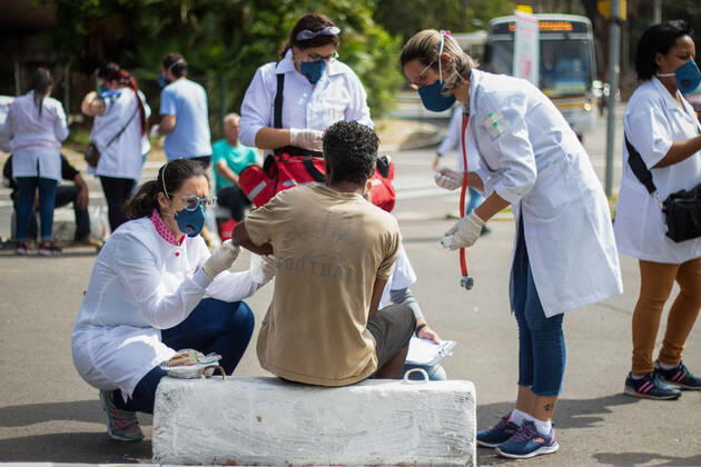 April 19, 2020, Porto Alegre, Rio Grande do Sul, Brasil: (INT) Solidarity action amid Covid-19. April 19,2020, Porto Alegre,Rio Grande do Sul,Brazil:A group formed by nurses, technicians and students in the health area, carry out a social project aimed at assisting homeless people and those in a situation of social vulnerability, in Porto Alegre, Brazil,during the pandemic of the new coronavirus (covid-19)...Credit: Thenews2 Porto Alegre Brasil - ZUMAn293 20200419_znp_n293_010 Copyright: xFernandoxAlvesx