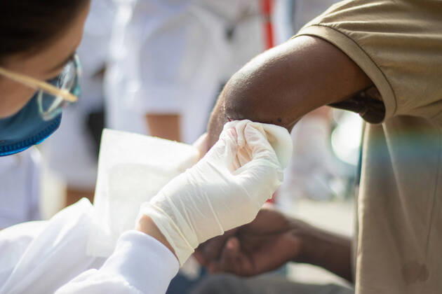 April 19, 2020, Porto Alegre, Rio Grande do Sul, Brasil: (INT) Solidarity action amid Covid-19. April 19,2020, Porto Alegre,Rio Grande do Sul,Brazil:A group formed by nurses, technicians and students in the health area, carry out a social project aimed at assisting homeless people and those in a situation of social vulnerability, in Porto Alegre, Brazil,during the pandemic of the new coronavirus (covid-19)...Credit: Thenews2 Porto Alegre Brasil - ZUMAn293 20200419_znp_n293_011 Copyright: xFernandoxAlvesx