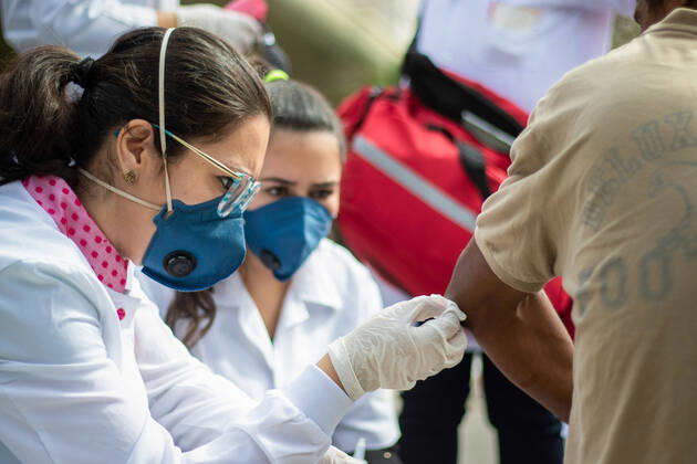April 19, 2020, Porto Alegre, Rio Grande do Sul, Brasil: (INT) Solidarity action amid Covid-19. April 19,2020, Porto Alegre,Rio Grande do Sul,Brazil:A group formed by nurses, technicians and students in the health area, carry out a social project aimed at assisting homeless people and those in a situation of social vulnerability, in Porto Alegre, Brazil,during the pandemic of the new coronavirus (covid-19)...Credit: Thenews2 Porto Alegre Brasil - ZUMAn293 20200419_znp_n293_012 Copyright: xFernandoxAlvesx