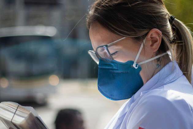 April 19, 2020, Porto Alegre, Rio Grande do Sul, Brasil: (INT) Solidarity action amid Covid-19. April 19,2020, Porto Alegre,Rio Grande do Sul,Brazil:A group formed by nurses, technicians and students in the health area, carry out a social project aimed at assisting homeless people and those in a situation of social vulnerability, in Porto Alegre, Brazil,during the pandemic of the new coronavirus (covid-19)...Credit: Thenews2 Porto Alegre Brasil - ZUMAn293 20200419_znp_n293_015 Copyright: xFernandoxAlvesx