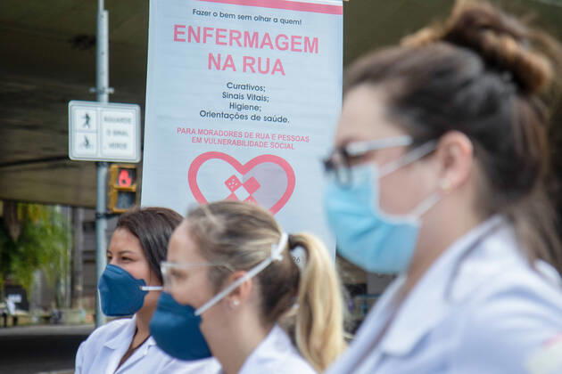 April 19, 2020, Porto Alegre, Rio Grande do Sul, Brasil: (INT) Solidarity action amid Covid-19. April 19,2020, Porto Alegre,Rio Grande do Sul,Brazil:A group formed by nurses, technicians and students in the health area, carry out a social project aimed at assisting homeless people and those in a situation of social vulnerability, in Porto Alegre, Brazil,during the pandemic of the new coronavirus (covid-19)...Credit: Thenews2 Porto Alegre Brasil - ZUMAn293 20200419_znp_n293_016 Copyright: xFernandoxAlvesx