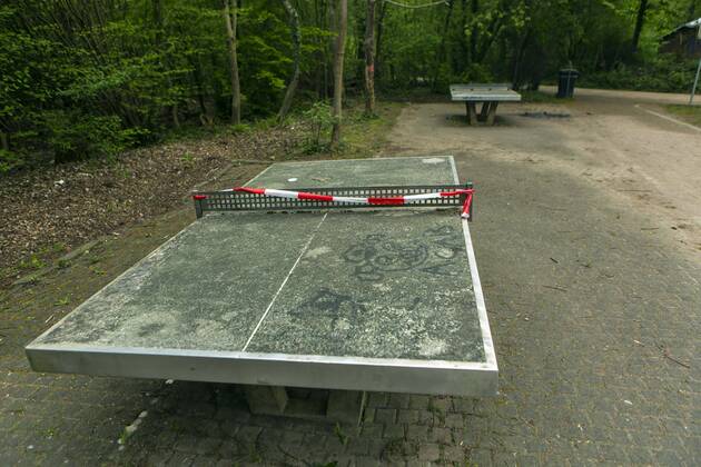 Ein wegen Kontaktverbot aufgrund des Coronavirus mit Flatterband abgesperrter Spielplatz in Köln-Dellbrück ( NRW ). Gesperrter Spielplatz