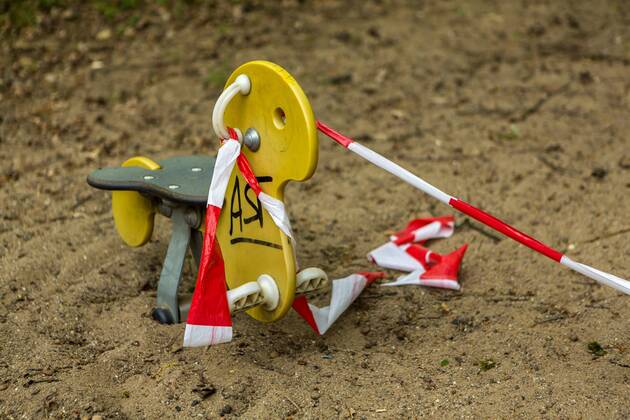 Ein wegen Kontaktverbot aufgrund des Coronavirus mit Flatterband abgesperrter Spielplatz in Köln-Dellbrück ( NRW ). Gesperrter Spielplatz
