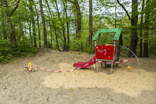 Ein wegen Kontaktverbot aufgrund des Coronavirus mit Flatterband abgesperrter Spielplatz in Köln-Dellbrück ( NRW ). Gesperrter Spielplatz