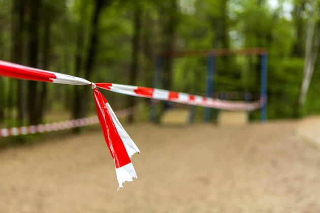 Ein wegen Kontaktverbot aufgrund des Coronavirus mit Flatterband abgesperrter Spielplatz in Köln-Dellbrück ( NRW ). Gesperrter Spielplatz