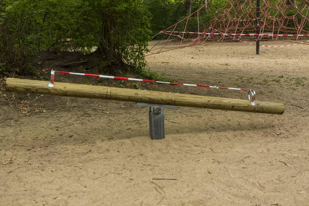 Ein wegen Kontaktverbot aufgrund des Coronavirus mit Flatterband abgesperrter Spielplatz in Köln-Dellbrück ( NRW ). Gesperrter Spielplatz
