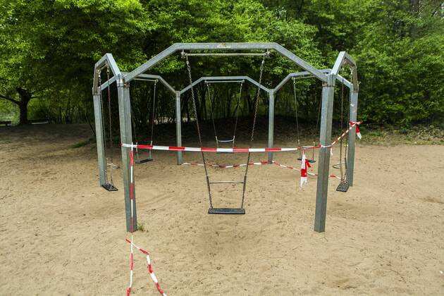 Ein wegen Kontaktverbot aufgrund des Coronavirus mit Flatterband abgesperrter Spielplatz in Köln-Dellbrück ( NRW ). Gesperrter Spielplatz