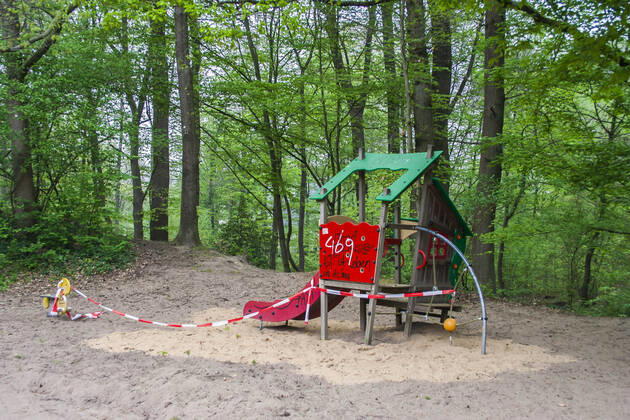 Ein wegen Kontaktverbot aufgrund des Coronavirus mit Flatterband abgesperrter Spielplatz in Köln-Dellbrück ( NRW ). Gesperrter Spielplatz