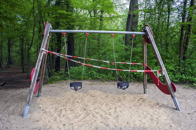 Ein wegen Kontaktverbot aufgrund des Coronavirus mit Flatterband abgesperrter Spielplatz in Köln-Dellbrück ( NRW ). Gesperrter Spielplatz