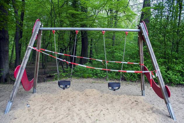 Ein wegen Kontaktverbot aufgrund des Coronavirus mit Flatterband abgesperrter Spielplatz in Köln-Dellbrück ( NRW ). Gesperrter Spielplatz