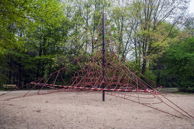 Ein wegen Kontaktverbot aufgrund des Coronavirus mit Flatterband abgesperrter Spielplatz in Köln-Dellbrück ( NRW ). Gesperrter Spielplatz