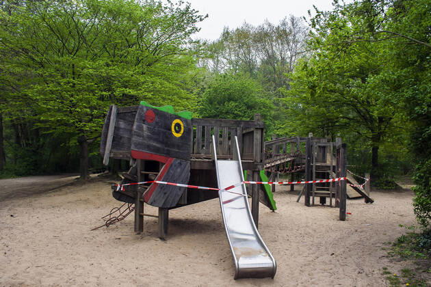 Ein wegen Kontaktverbot aufgrund des Coronavirus mit Flatterband abgesperrter Spielplatz in Köln-Dellbrück ( NRW ). Gesperrter Spielplatz
