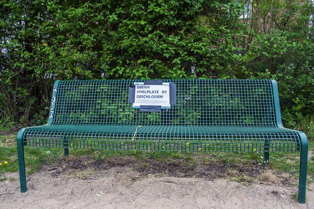 Ein wegen Kontaktverbot aufgrund des Coronavirus mit Flatterband abgesperrter Spielplatz in Köln-Dellbrück ( NRW ). Gesperrter Spielplatz