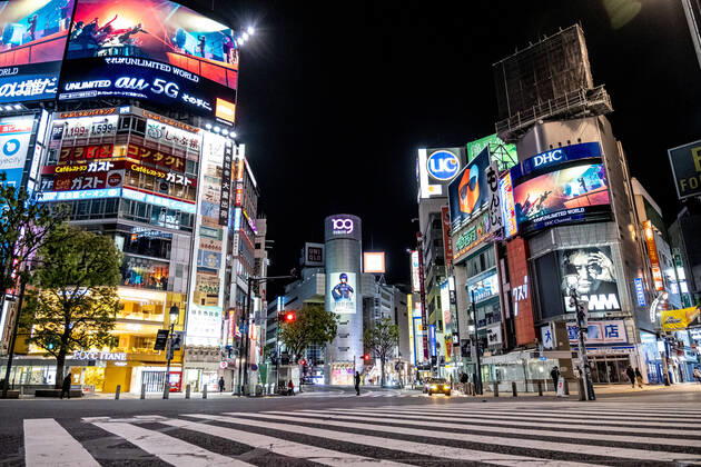 April 19, 2020, Tokyo, Japan: Lights off and restaurants are closed, around Shibuya area during the covid-19 crisis..The Japan government declared a state of emergency to cover the whole country and will continue until May 6. Tokyo governor, Yuriko Koike has asked restaurants and bars to be closed at 8pm as a preventive measure against COVID-2019. Tokyo Japan - ZUMAs197 20200419_zaa_s197_076 Copyright: xViolaxKamx