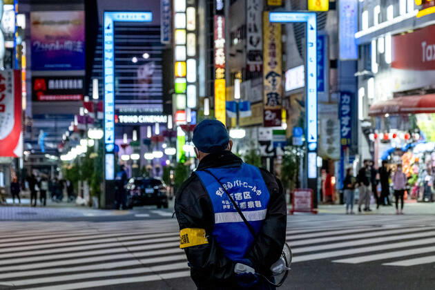 April 19, 2020, Tokyo, Japan: A police form Shinjuku Station persuading people to leave the street during the covid-19 crisis..The Japan government declared a state of emergency to cover the whole country and will continue until May 6. Tokyo governor, Yuriko Koike has asked restaurants and bars to be closed at 8pm as a preventive measure against COVID-2019. Tokyo Japan - ZUMAs197 20200419_zaa_s197_078 Copyright: xViolaxKamx