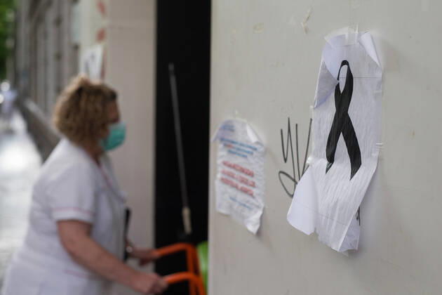 April 19, 2020, Madrid, MADRID, SPAIN: A black ribbon of mourning for those killed by coronavirus during the tribute to the health workers at the Hospital de la Princesa during the Covid-19 pandemic on April 19, 2020 in Madrid, Spain Madrid SPAIN - ZUMAa181 20200419_zaa_a181_068 Copyright: xJoaquinxCorcherox