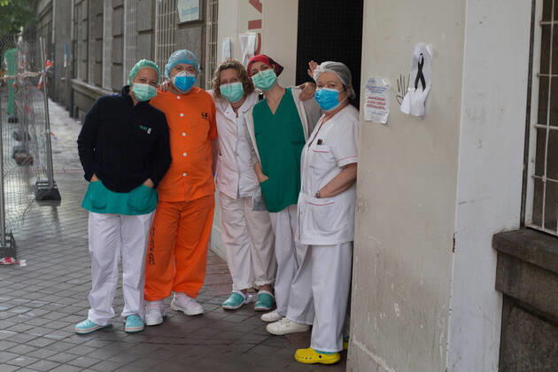 April 19, 2020, Madrid, MADRID, SPAIN: Several health workers appreciate the support during the tribute to the health workers at the Hospital de la Princesa during the Covid-19 pandemic on April 19, 2020 in Madrid, Spain Madrid SPAIN - ZUMAa181 20200419_zaa_a181_069 Copyright: xJoaquinxCorcherox