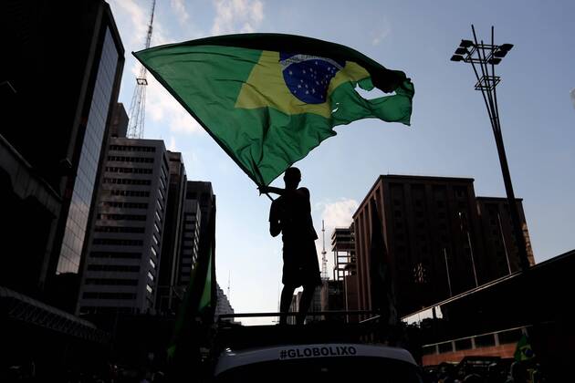 A man with a facial mask waves a Brazilian flag during a demonstration against social isolation and in favor of military intervention, on Paulista Avenue, in Sao Paulo, Brazil, 19 April 2020. The President of Brazil, Jair Bolsonaro, once again ignored the health recommendations for social distancing amid the coronavirus pandemic and took part this Sunday in one of the several demonstrations that were held in his favor in different cities of the country. Bolsonaro spoke in Brasilia before hundreds of sympathizers who gathered outside the Army Headquarters to request a military intervention. Bolsonaro ignores recommendations and takes part in a day of demonstrations !ACHTUNG: NUR REDAKTIONELLE NUTZUNG!  Copyright: xFernandoxBizerrax AME3887 20200419-637229366403107494