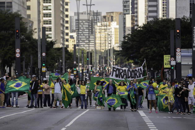News Bilder des Tages SÃO PAULO, SP - 19.04.2020: CARREATA PRÓ BOLSONARO SP - Protesters take action on Avenida Paulista, in central São Paulo, against Governor João Doria and Federal Deputy Rodrigo Maia this Sunday afternoon (19). The act continued in a motorcade through the city streets after closing both sides of the avenue. x1905704x  BrunoxRocha