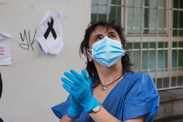 April 19, 2020, Madrid, MADRID, SPAIN: A health worker appreciate the support during the tribute to the health workers at the Hospital de la Princesa during the Covid-19 pandemic on April 19, 2020 in Madrid, Spain Madrid SPAIN - ZUMAa181 20200419_zaa_a181_090 Copyright: xJoaquinxCorcherox