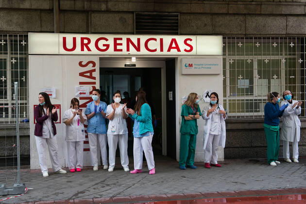 April 19, 2020, Madrid, MADRID, SPAIN: Several health workers appreciate the support during the tribute to the health workers at the Hospital de la Princesa during the Covid-19 pandemic on April 19, 2020 in Madrid, Spain Madrid SPAIN - ZUMAa181 20200419_zaa_a181_094 Copyright: xJoaquinxCorcherox