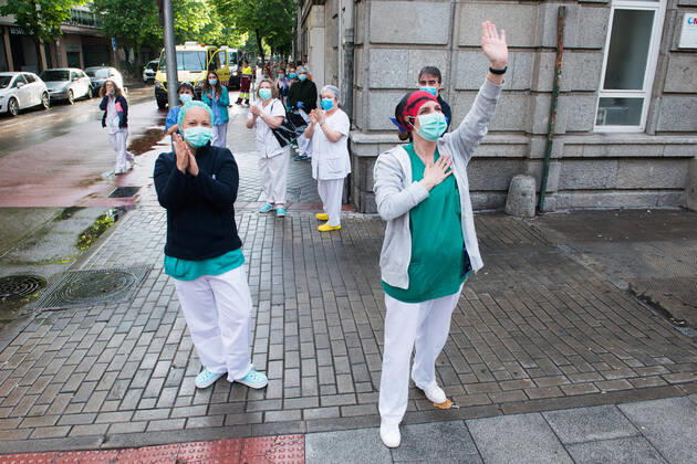 April 19, 2020, Madrid, MADRID, SPAIN: Several health workers appreciate the support during the tribute to the health workers at the Hospital de la Princesa during the Covid-19 pandemic on April 19, 2020 in Madrid, Spain Madrid SPAIN - ZUMAa181 20200419_zaa_a181_097 Copyright: xJoaquinxCorcherox