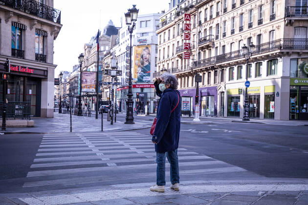 April 19, 2020, Paris, France: A woman wearing a face mask as a preventive measure from coronavirus, walks on the sides of the Seine in Paris during the quarantine..France has recorded 112606 confirmed cases, 36578 recovered and 19718 deaths by the corona virus. Paris France - ZUMAs197 20200419_zaa_s197_091 Copyright: xAndreinaxFloresx