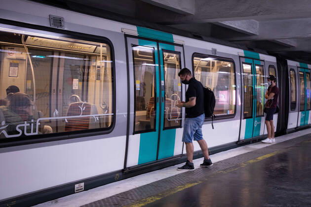 April 19, 2020, Paris, France: Passengers at the Paris subway wearing face masks as a preventive measure from coronavirus during the quarantine..France has recorded 112606 confirmed cases, 36578 recovered and 19718 deaths by the corona virus. Paris France - ZUMAs197 20200419_zaa_s197_093 Copyright: xAndreinaxFloresx