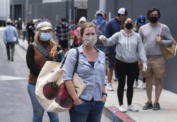 April 19, 2020, Los Angeles, California, U.S: People wearing masks wait in line to enter a Farmer s Market during the Covid-19 crisis in Los Angeles, Sunday, April 19, 2020. Los Angeles U.S. - ZUMAc68_ 20200419_zaf_c68_007 Copyright: xRingoxChiux