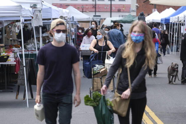 April 19, 2020, Los Angeles, California, U.S: People wearing masks shop at a Farmer s Market during the Covid-19 crisis in Los Angeles, Sunday, April 19, 2020. Los Angeles U.S. - ZUMAc68_ 20200419_zaf_c68_012 Copyright: xRingoxChiux