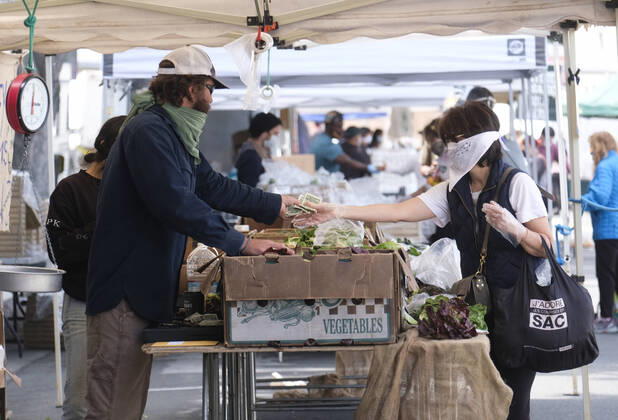 April 19, 2020, Los Angeles, California, U.S: People wearing masks shop at a Farmer s Market during the Covid-19 crisis in Los Angeles, Sunday, April 19, 2020. Los Angeles U.S. - ZUMAc68_ 20200419_zaf_c68_015 Copyright: xRingoxChiux
