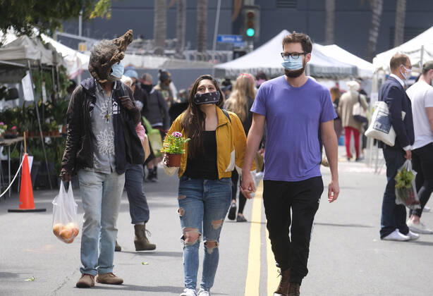 April 19, 2020, Los Angeles, California, U.S: People wearing masks shop at a Farmer s Market during the Covid-19 crisis in Los Angeles, Sunday, April 19, 2020. Los Angeles U.S. - ZUMAc68_ 20200419_zaf_c68_018 Copyright: xRingoxChiux
