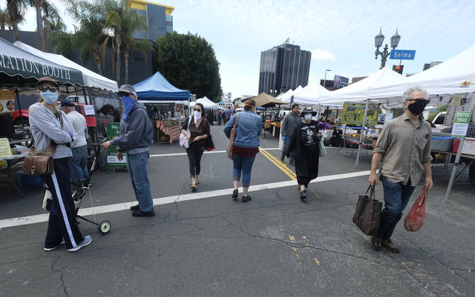 April 19, 2020, Los Angeles, California, U.S: People wearing masks shop at a Farmer s Market during the Covid-19 crisis in Los Angeles, Sunday, April 19, 2020. Los Angeles U.S. - ZUMAc68_ 20200419_zaf_c68_021 Copyright: xRingoxChiux