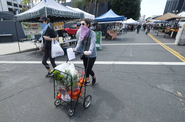 April 19, 2020, Los Angeles, California, U.S: People wearing masks shop at a Farmer s Market during the Covid-19 crisis in Los Angeles, Sunday, April 19, 2020. Los Angeles U.S. - ZUMAc68_ 20200419_zaf_c68_025 Copyright: xRingoxChiux
