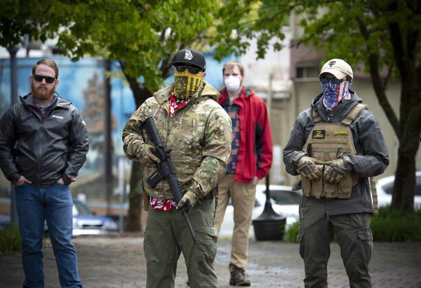 Bilder des Jahres 2020, News 04 April News Themen der Woche KW16 April 19, 2020, Canton, GA: A group of self-described conservative Ã patriots gather outside Cherokee County Courthouse on Sunday April 19 to protest the states Ã shelter in place orders because of the COVID19 pandemic.Several were armed with AR-15 weapons. Organizers voiced a list of grievances against the state, arguing citizens rights were being violated because of the orders, and vow to ignore state mandate. Canton - ZUMAn03_ 20200419_zaf_n03_023 Copyright: xRobinxRaynex