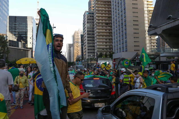 April 19, 2020: Supporters of President Jair Bolsonaro close Avenida Paulista, in Sao Paulo, during a motorcade for the reopening of trade and against the National Congress and the government of Sao Paulo, which extended the quarantine in the state to delay the spread of the new coronavirus. - ZUMAo70_ 20200419_zap_o70_013 Copyright: xDarioxOliveirax