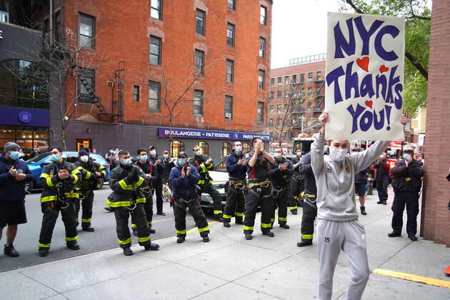 April 19, 2020, New York, New York, USA: NYC during Covid,.Cheering at 7 PM at Mount Sinai West,.Midtown West, NYC.April 19, 2020.Photos by Sonia Moskowitz. New York USA - ZUMAm334 20200419_zep_m334_005 Copyright: xSoniaxMoskowitzxGordonx