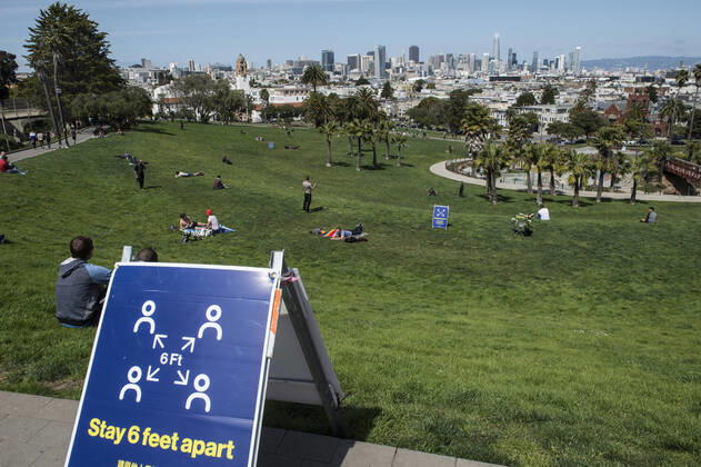 Delores Park, usually packed with sunbathers on a beassutiful day, has only a few people, in San Francisco on Sunday, April 19, 2020. San Francisco Mayor London Breed says that efective now, face masks must be worn outside the home to protect against coronavirus.  SXP2020041910 TERRYxSCHMITT