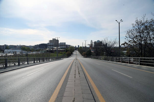 News Bilder des Tages (200419) -- ANKARA, April 19, 2020 (Xinhua) -- Photo taken on April 19, 2020 shows an empty road during a curfew in Ankara, Turkey. Turkish Health Minister Fahrettin Koca on Sunday confirmed 3,977 new COVID-19 cases and 127 more deaths in Turkey. The total number of confirmed COVID-19 cases in Turkey increased to 86,306 while the death toll surged to 2,017, Koca tweeted. (Photo by Mustafa Kaya Xinhua) TURKEY-ANKARA-COVID-19-CURFEW 