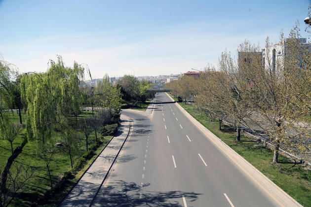 (200419) -- ANKARA, April 19, 2020 (Xinhua) -- Photo taken on April 19, 2020 shows an empty road during a curfew in Ankara, Turkey. Turkish Health Minister Fahrettin Koca on Sunday confirmed 3,977 new COVID-19 cases and 127 more deaths in Turkey. The total number of confirmed COVID-19 cases in Turkey increased to 86,306 while the death toll surged to 2,017, Koca tweeted. (Photo by Mustafa Kaya Xinhua) TURKEY-ANKARA-COVID-19-CURFEW 