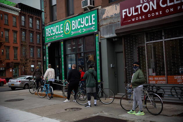 (200420) -- NEW YORK, April 20, 2020 (Xinhua) -- People with bikes wait outside a bike shop in the Brooklyn borough of New York, the United States, April 19, 2020. The total number of COVID-19 cases in the United States topped 750,000 Sunday evening, reaching 759,086 as of 8:00 p.m. (0000 GMT on Monday), according to the Center for Systems Science and Engineering (CSSE) at Johns Hopkins University. A total of 40,661 people have died of the disease in the country, according to the CSSE. (Photo by Michael Nagle Xinhua) U.S.-NEW YORK-COVID-19