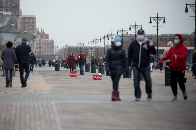 (200420) -- NEW YORK, April 20, 2020 (Xinhua) -- People walk on the Coney Island boardwalk in the Brooklyn borough of New York, the United States, April 19, 2020. The total number of COVID-19 cases in the United States topped 750,000 Sunday evening, reaching 759,086 as of 8:00 p.m. (0000 GMT on Monday), according to the Center for Systems Science and Engineering (CSSE) at Johns Hopkins University. A total of 40,661 people have died of the disease in the country, according to the CSSE. (Photo by Michael Nagle Xinhua) U.S.-NEW YORK-COVID-19