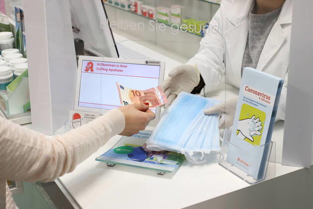 20.04.2020. Düsseldorf. Verkauf von Atemschutzmasken in einer Apotheke. Düsseldorf Nordrhein-Westfalen Deutschland