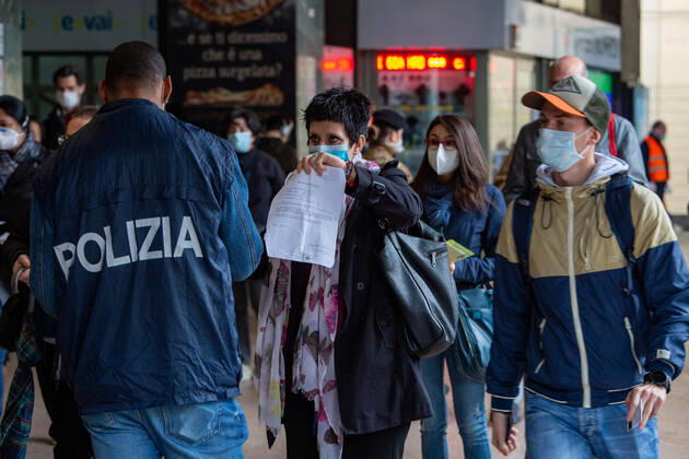 Milan, Coronavirus Covid 19 emergency, increase in commuters at Cadorna station as the start date of phase 2 approaches. Checks on certifications by law enforcement agencies (Massimo Alberico Fotogramma, Milan - 2020-04-20) p.s. la foto e utilizzabile nel rispetto del contesto in cui e stata scattata, e senza intento diffamatorio del decoro delle persone rappresentate  Copyright: xMassimoxAlbericox xFOTOGRAMMAx